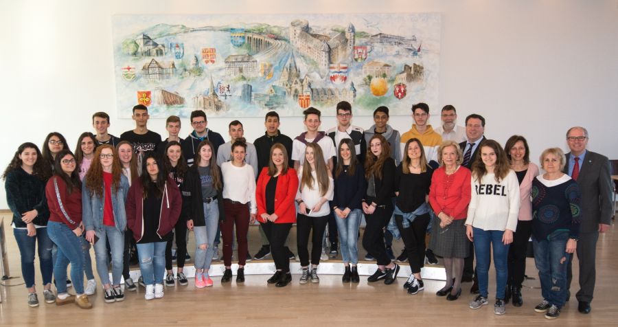 Landrat Manfred Müller (rechts) begrüßt Schülerinnen, Schüler und Auszubildende aus der italienischen Provinz Mantua im Paderborner Kreishaus im Beisein von Ornella van Tongern (Vorsitzende des Vereins Freundeskreis Mantua, 6. von rechts) und Stefan Balthasar (Schulleiter des Gymnasiums Schloss Neuhaus, 7. von rechts) und  Elmar Mühlenbein (Stiftung Bildung und Handwerk, 5. von rechts). (Foto: Amt für Presse- und Öffentlichkeitsarbeit, Kreis Paderborn, Anna-Sophie Schindler)